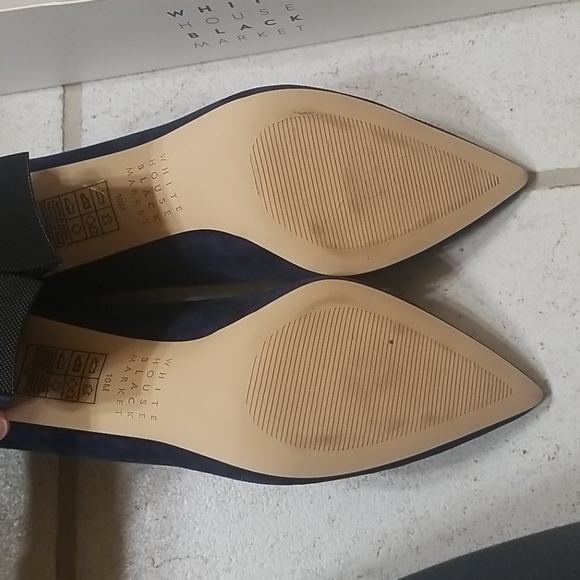 NWT Blue Suede Pumps with bow shoe clips - Picture 5 of 8